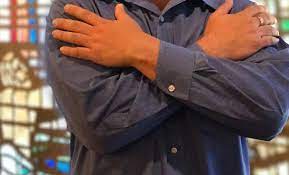 When a non-Catholic goes up in the Communion line,
since they can't receive the Eucharist yet, they can still
receive a blessing from the priest if they fold their arms like this.