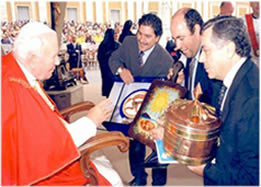 The late John Paul II blesses pizza makers during the Jubilee of Pizza Chefs on October 25, 2000.